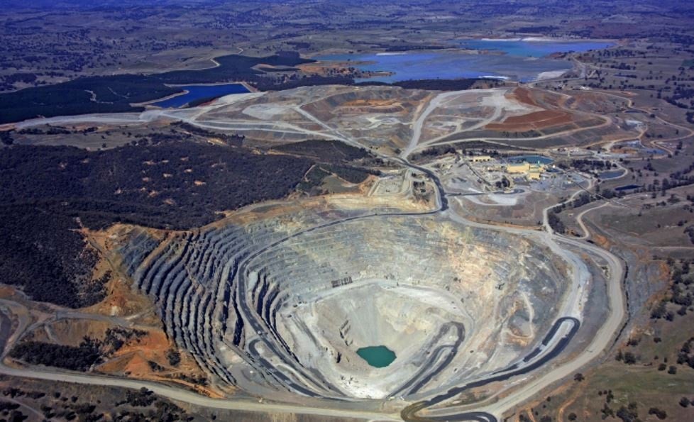 Komşu ülke her şeyi sıfırdan başlatıyor: Yerin altında ne bulursa çıkaracaklar