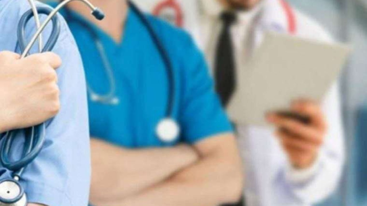 Doktora şiddete ev hapsi