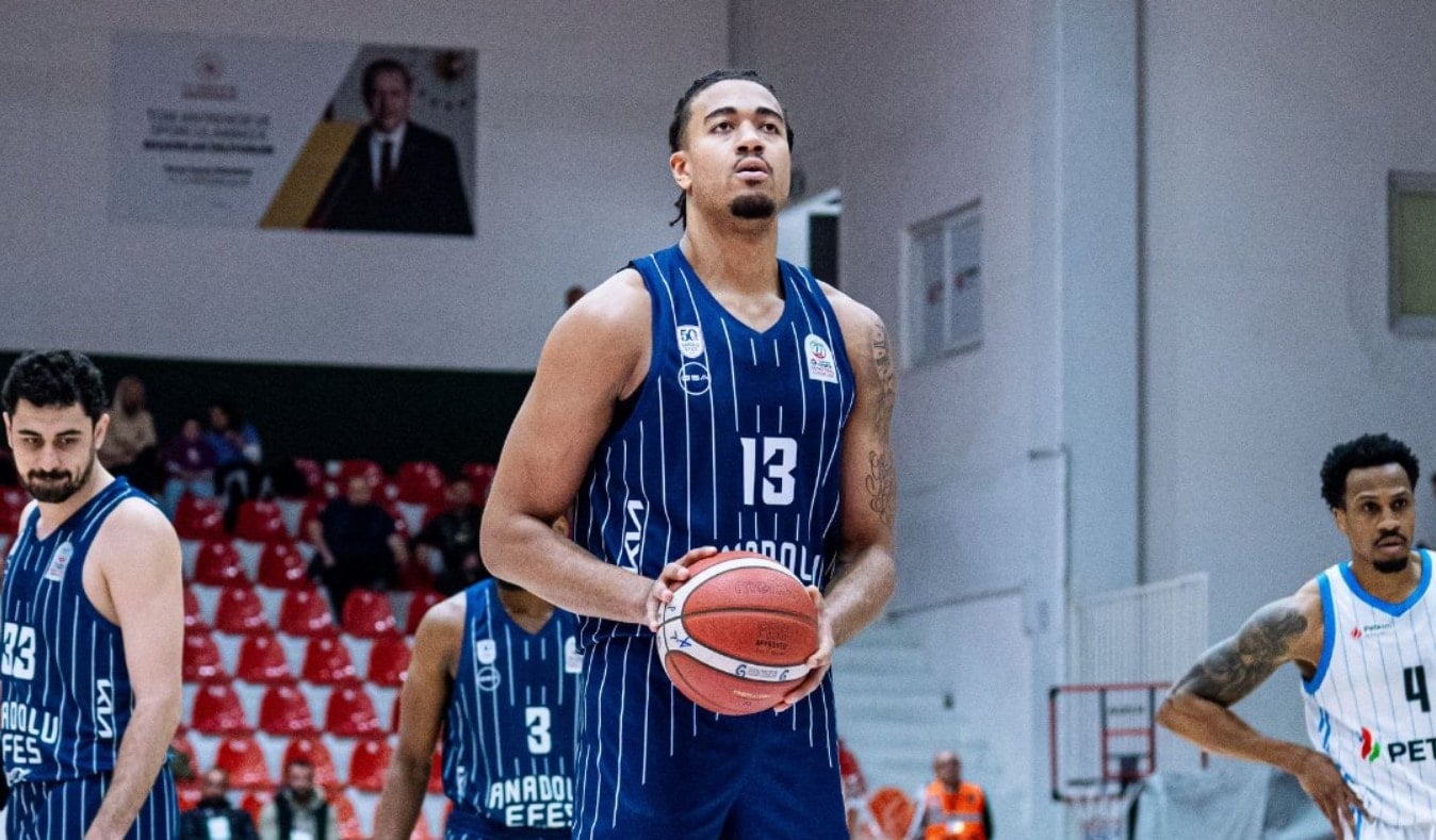 Anadolu Efes, İzmir'de farklı kazandı