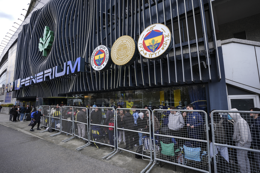 Fenerbahçeli yıldızlar için metrelerce kuyruk oluşturdular