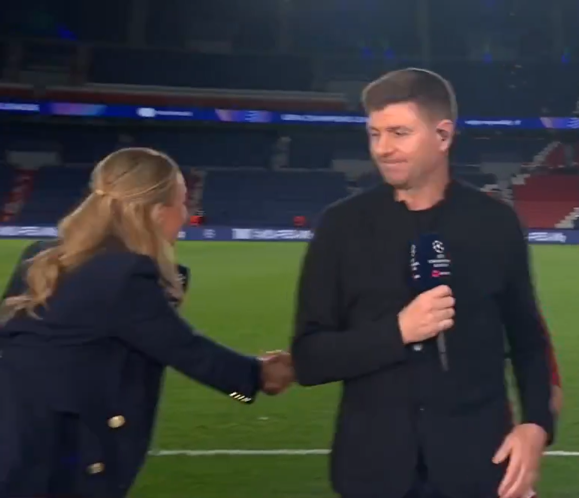 Yıldız futbolcu, kadın muhabirin elini sıktı! Sosyal medya ikiye bölündü