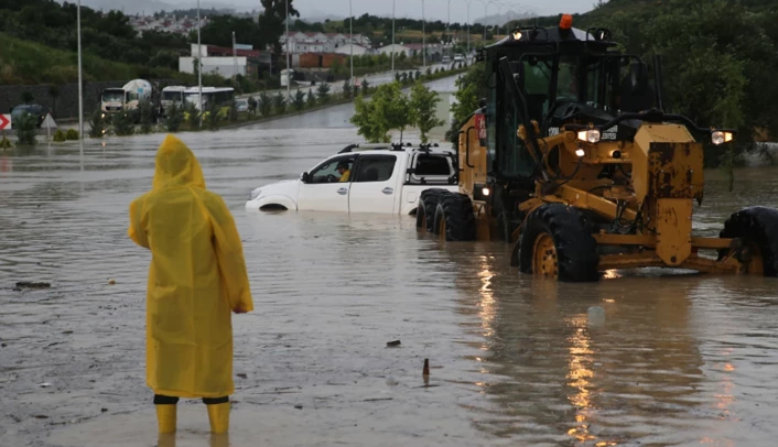 Bir şehir sağanak yağışa teslim! Okullar bile tatil edildi