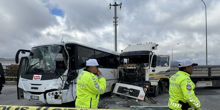 Karaman'da işçi servisi ile tır çarpıştı: 12 yaralı