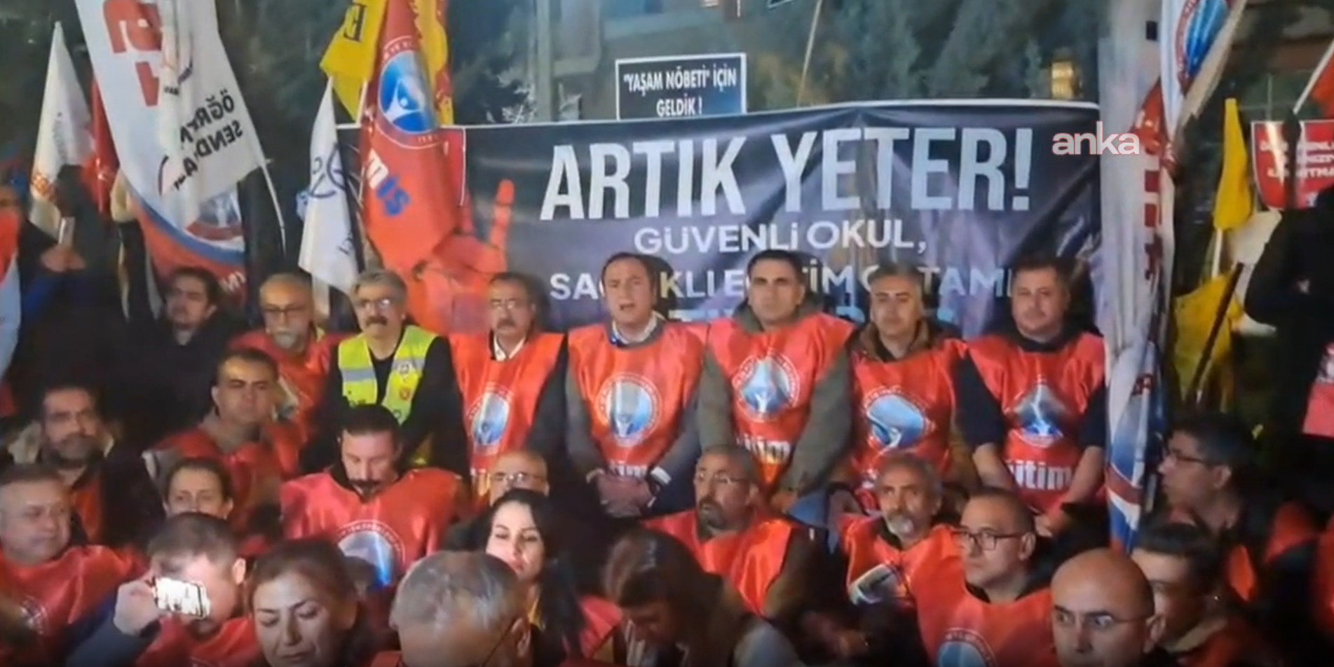 Sendikalardan MEB önünde 'yaşam nöbeti