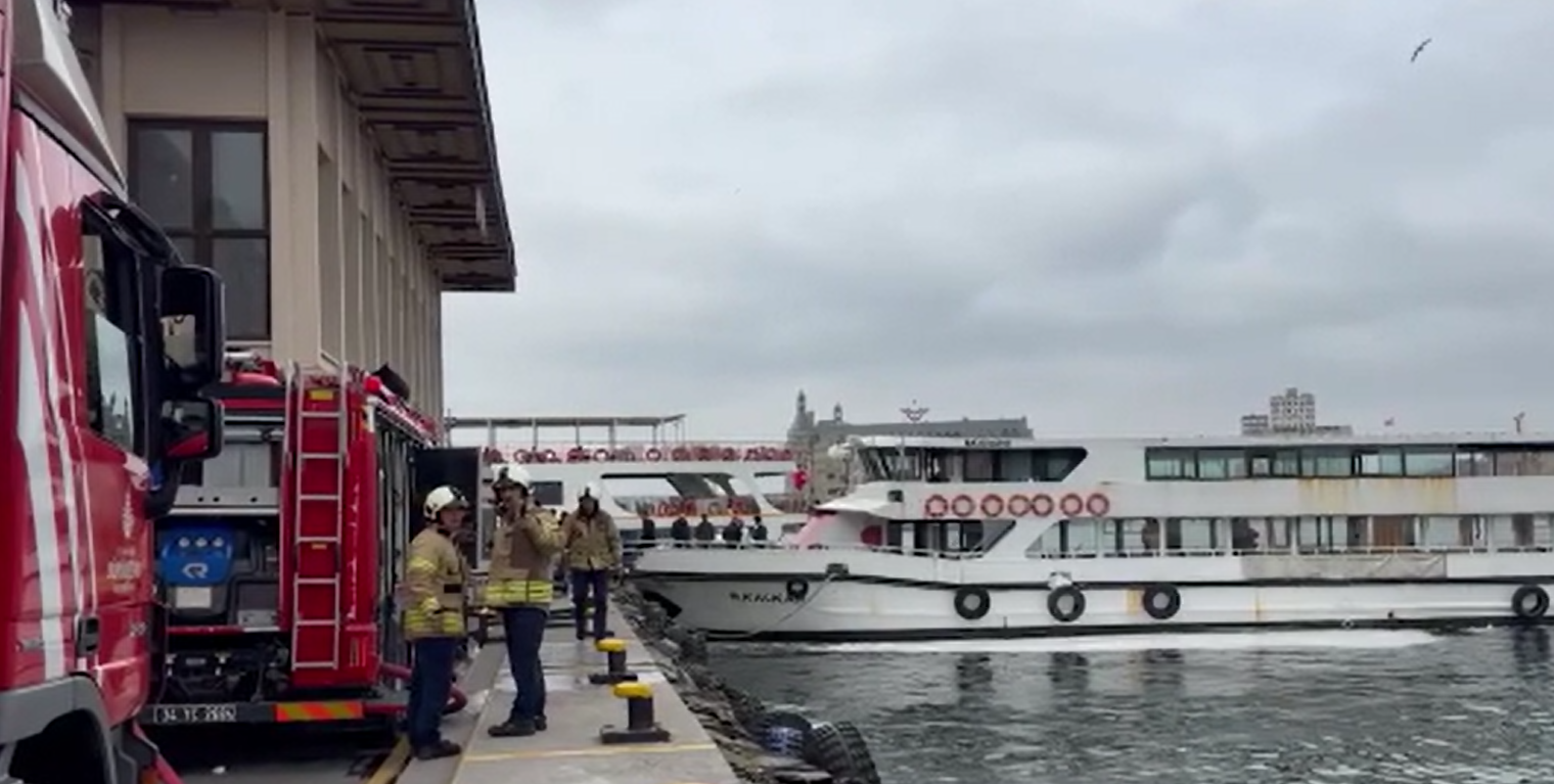 Kadıköy İskelesi'nde panik: 42 metrelik yolcu teknesi alevlere teslim oldu