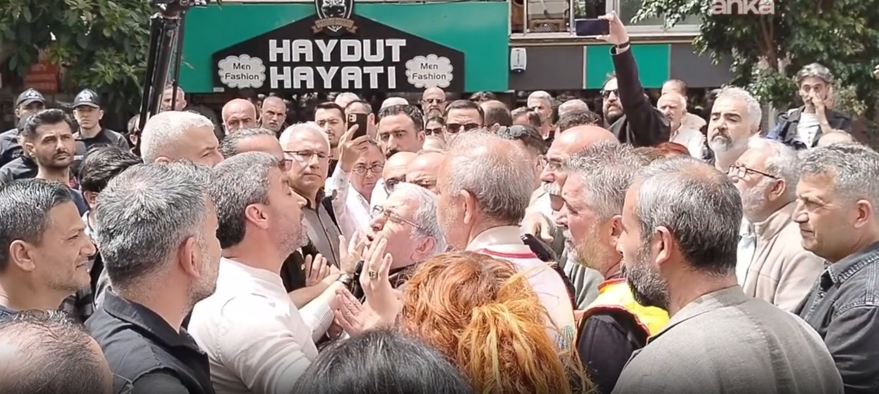 Öğretmenlerin yürüyüşüne polis engeli