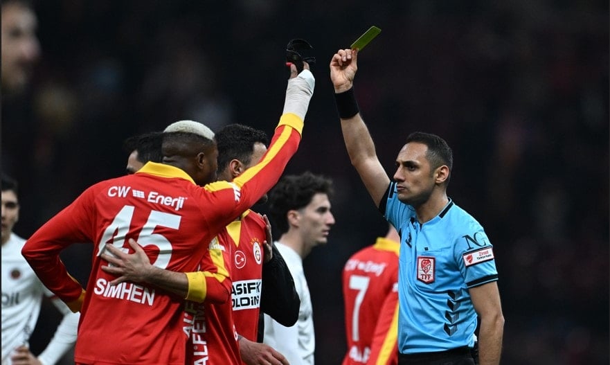 Osimhen sahalara olaylı döndü! Maç sonu güçlükle sakinleşti