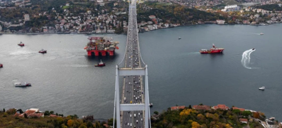 İstanbul Boğazı'nda gemi trafiği askıya alındı