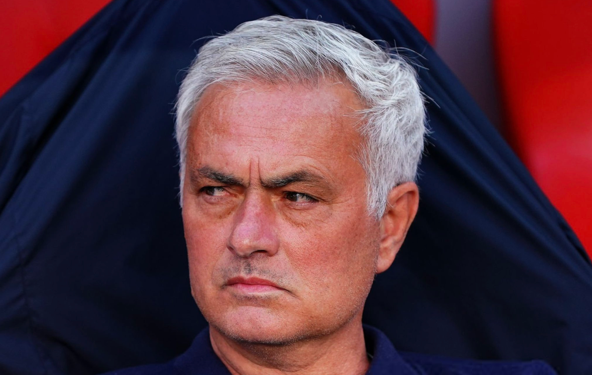 Mourinho kendi oyuncusuyla tartıştı! Sinirlenip kulübeye yumruk attı