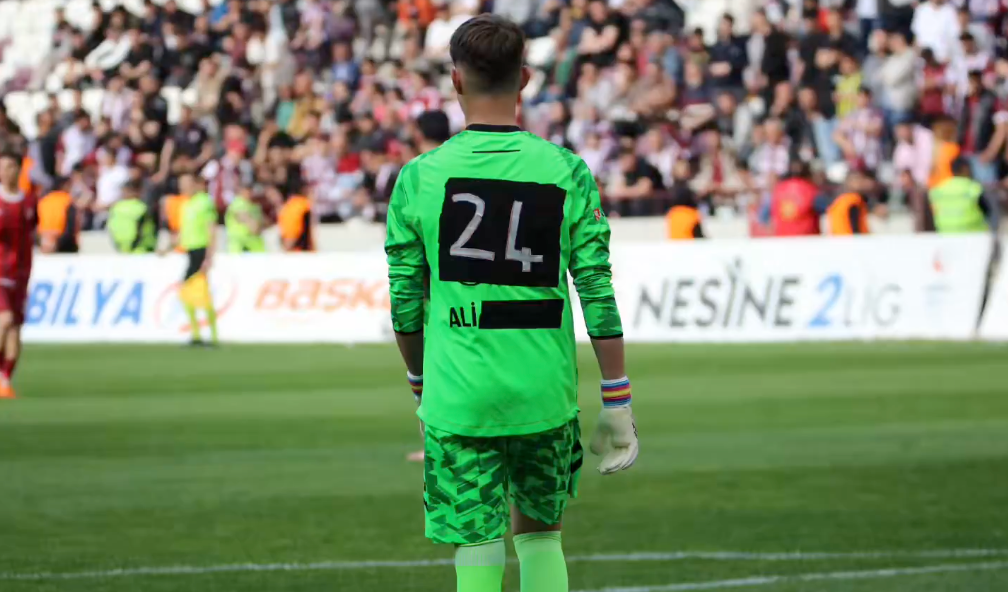 Forması olmayan kaleciye bantlı çözüm! Gündem olan görüntüler