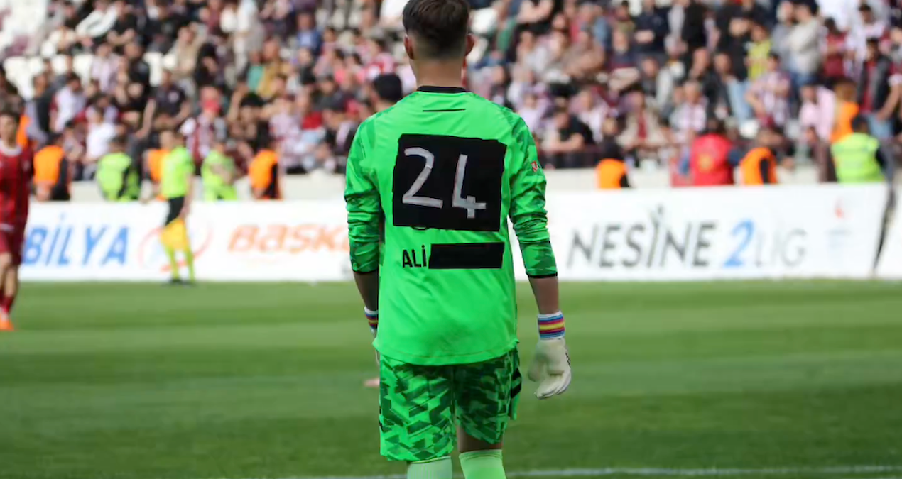 Forması olmayan kaleciye bantlı çözüm! Gündem olan görüntüler