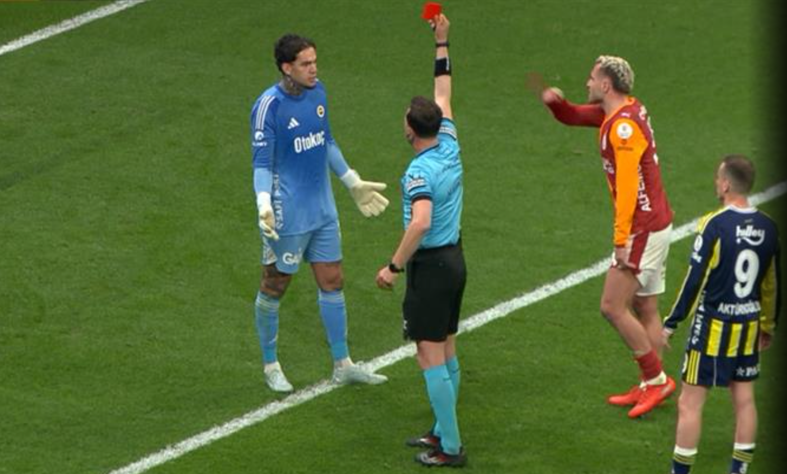 Kırmızı gördü takımını 10 kişi bıraktı