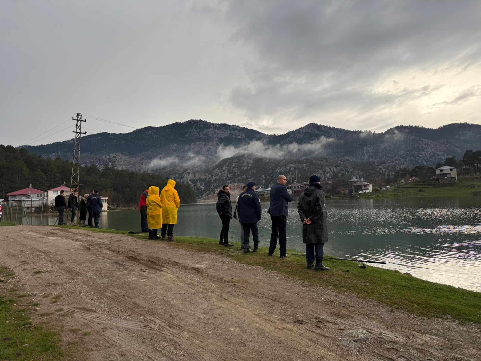 Balık tutmak için gittiği gölde boğuldu