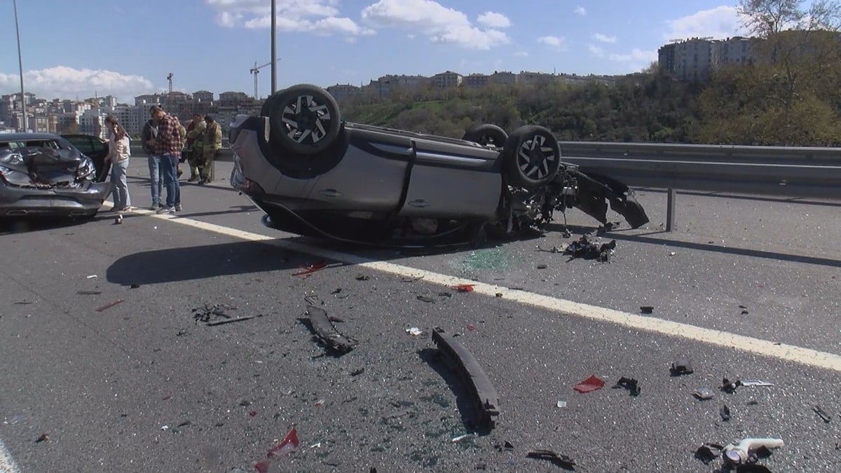 Eyüpsultan'da 5 araç birbirine girdi! Yaralılar var