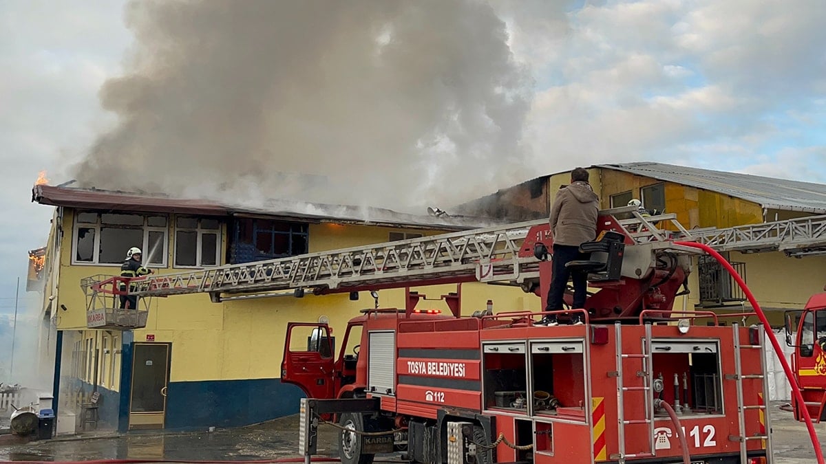 Kısa sürede büyüyen alevler tüm fabrikayı sardı