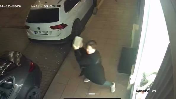 Gece saatlerinde hareketli anlar! Kaldırım taşıyla iş yerinin camlarını indirdi