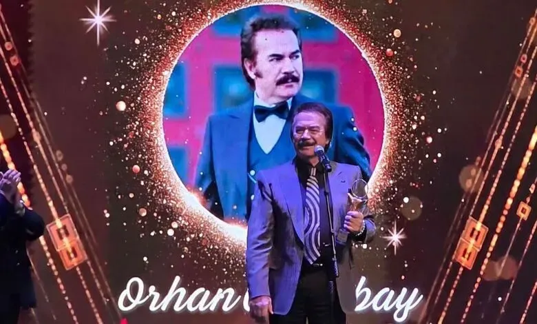 Orhan Gencebay'ın Atatürk'e şükran konuşması ayakta alkışlandı