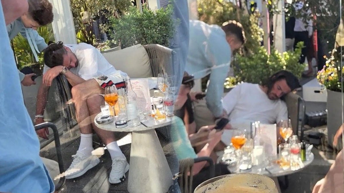 Ünlü futbolcu mekanda fazla içkiden bayıldı
