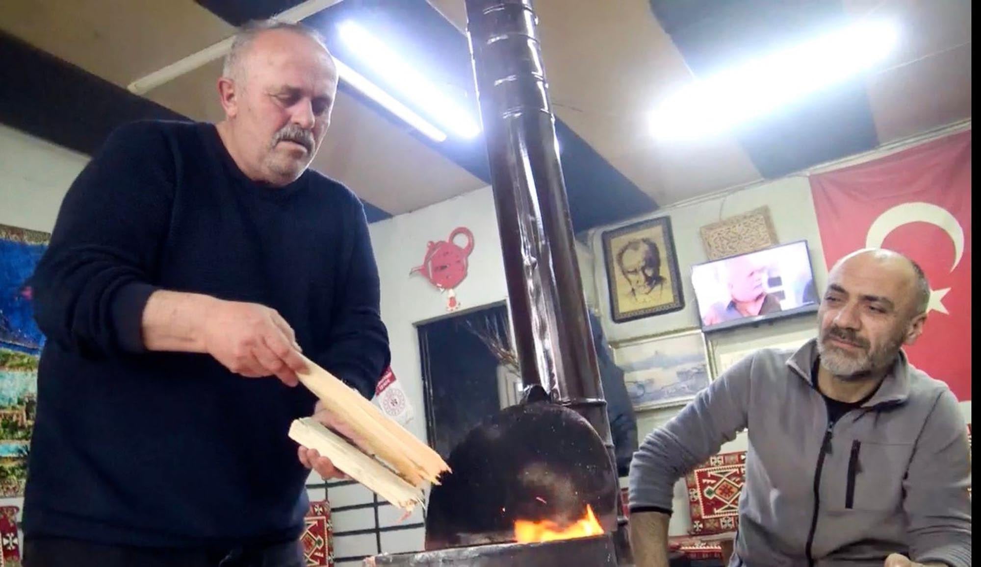 Bir şehrimize yaz uğramadı! Soba başında soğuktan korunuyorlar