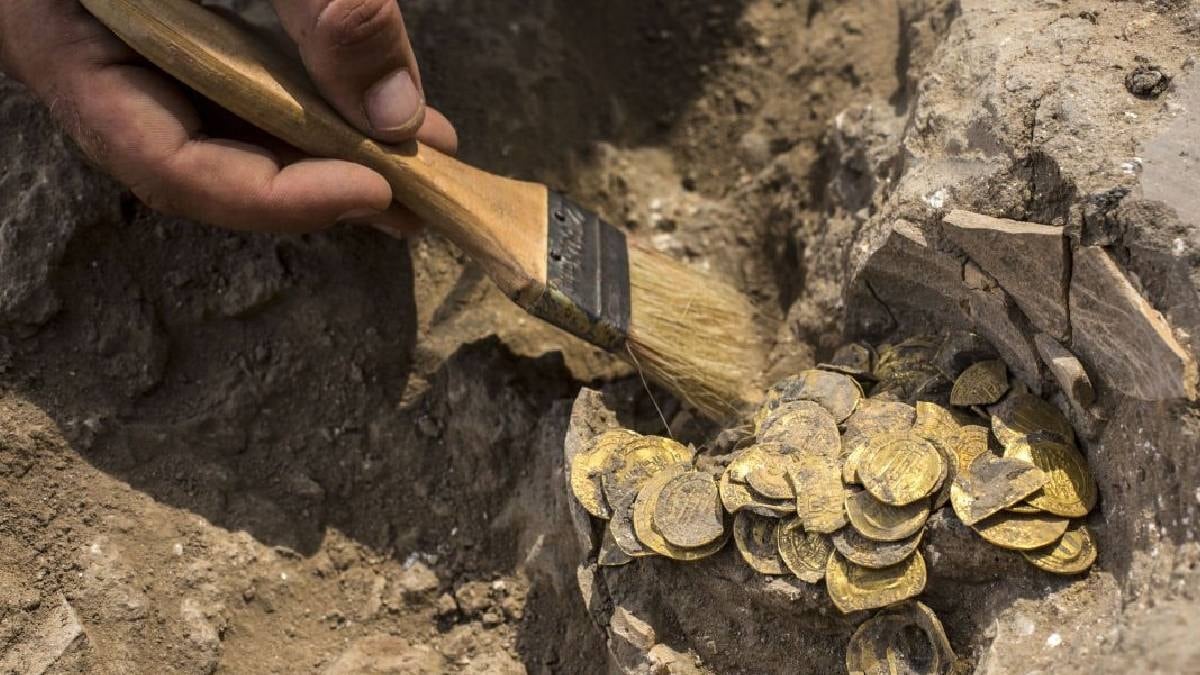 Yol yapımı çalışmasında devasa hazine bulundu: 100 bin eserlik servet