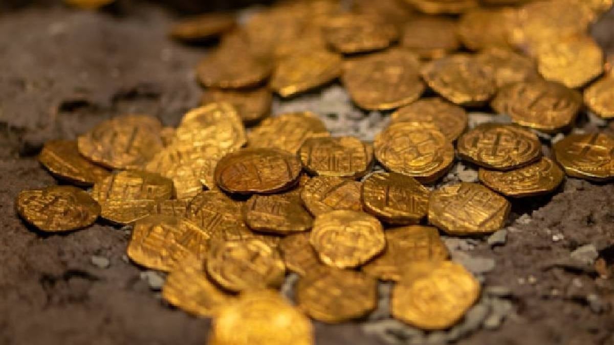 Yerin altından servet fışkırdı: 1700 yıllık hazine bulundu