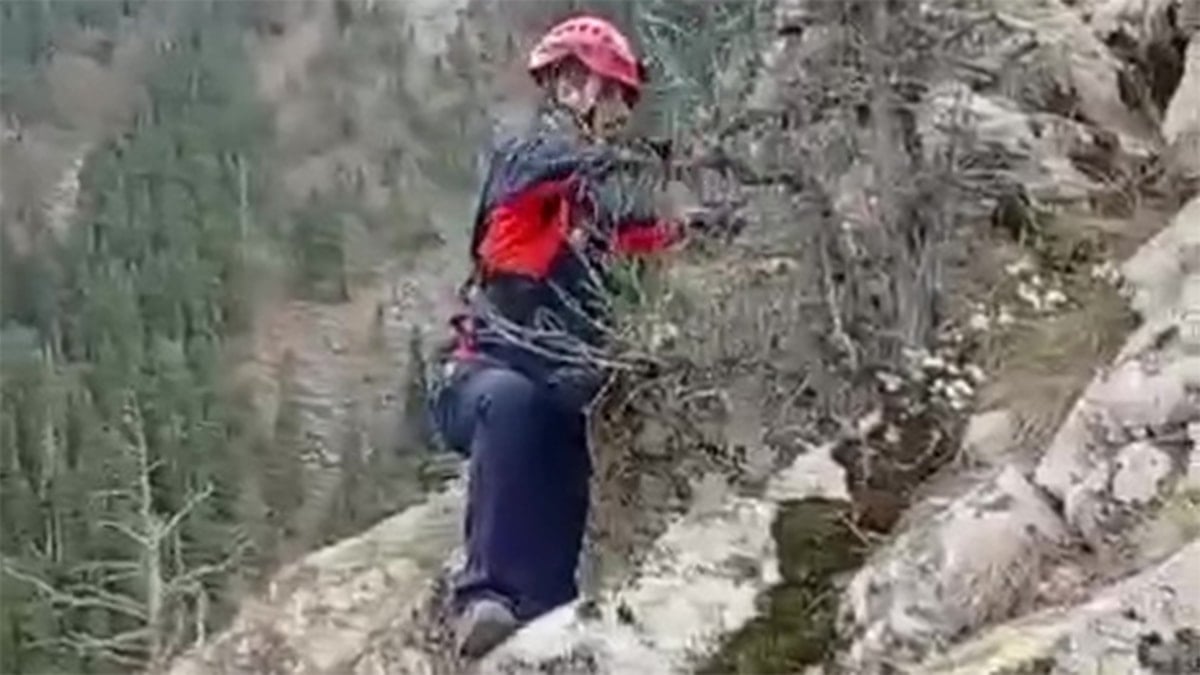 Mahsur kalan 2 kişi helikopterle kurtarıldı