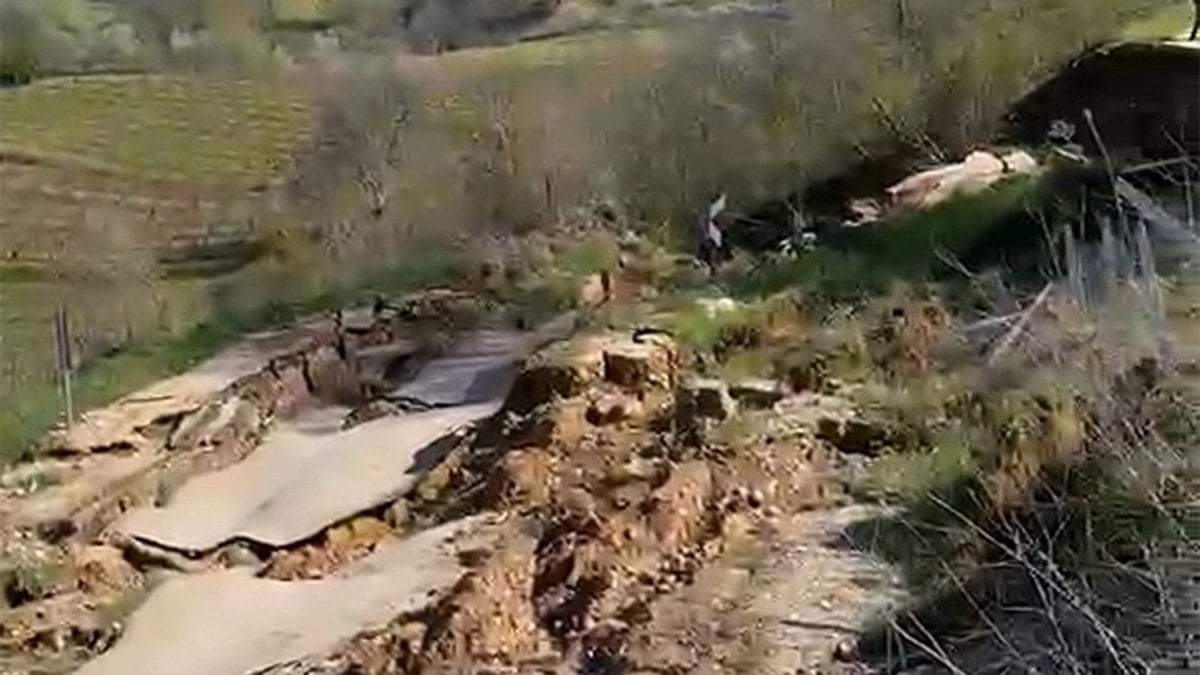 Bursa'da heyelan sonrası yol kapandı