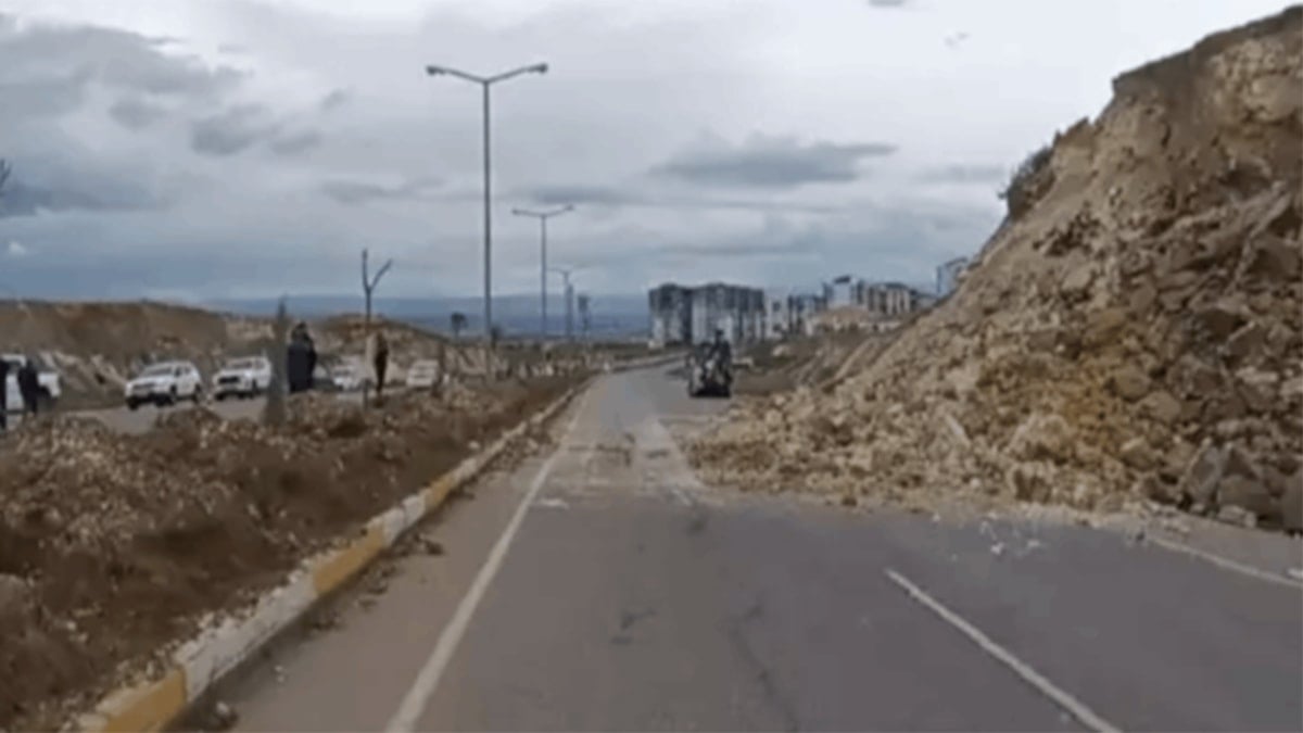 Heyelan sonrası karayolu kapandı