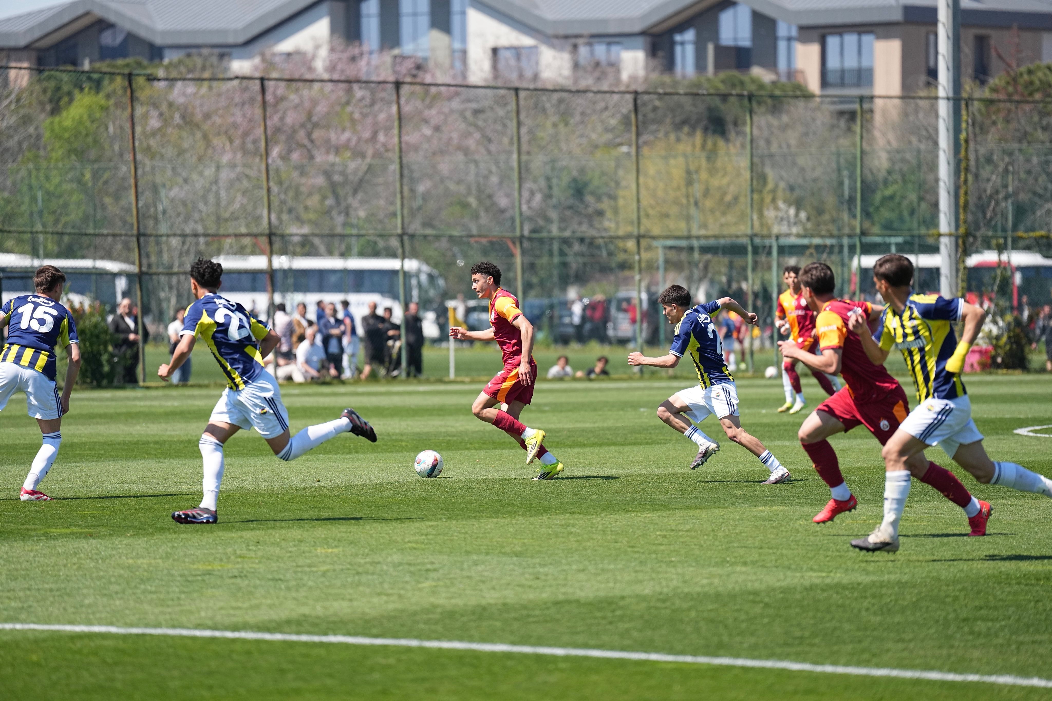 Günün ilk derbisi Fenerbahçe'nin