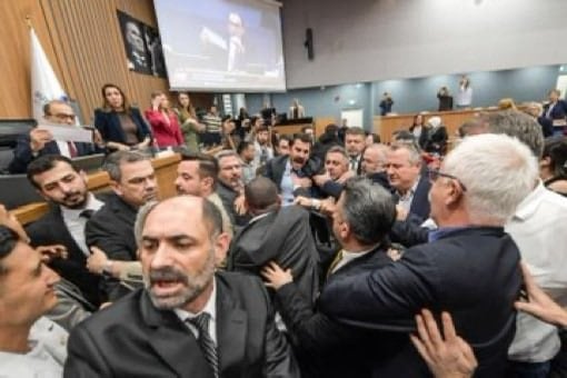 İzmir Büyükşehir Belediye Meclisi’nde arbede