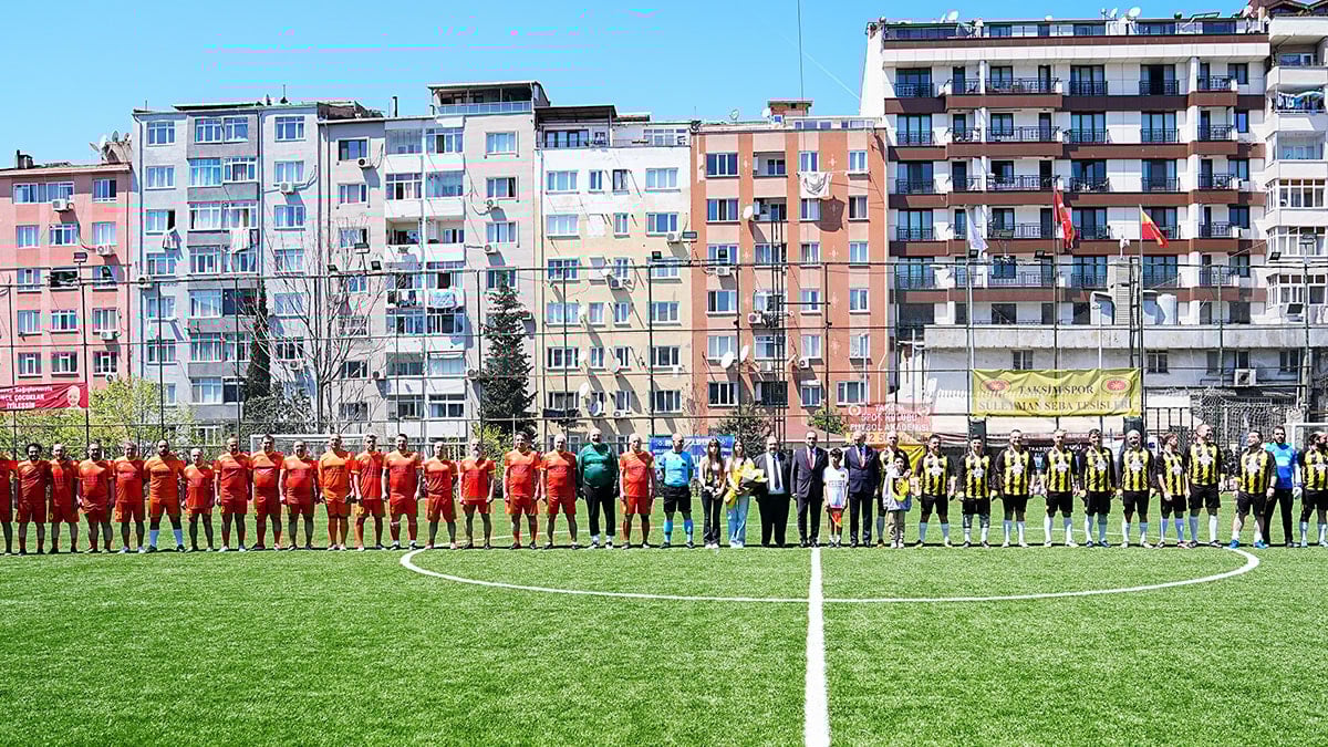 65 yıl sonra oynanan 6 gollü İstanbul derbisinde dostluk kazandı
