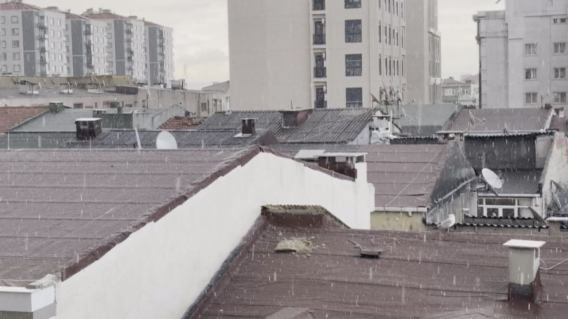 İstanbul bir anda beyaza büründü! Dakikalarca sürdü