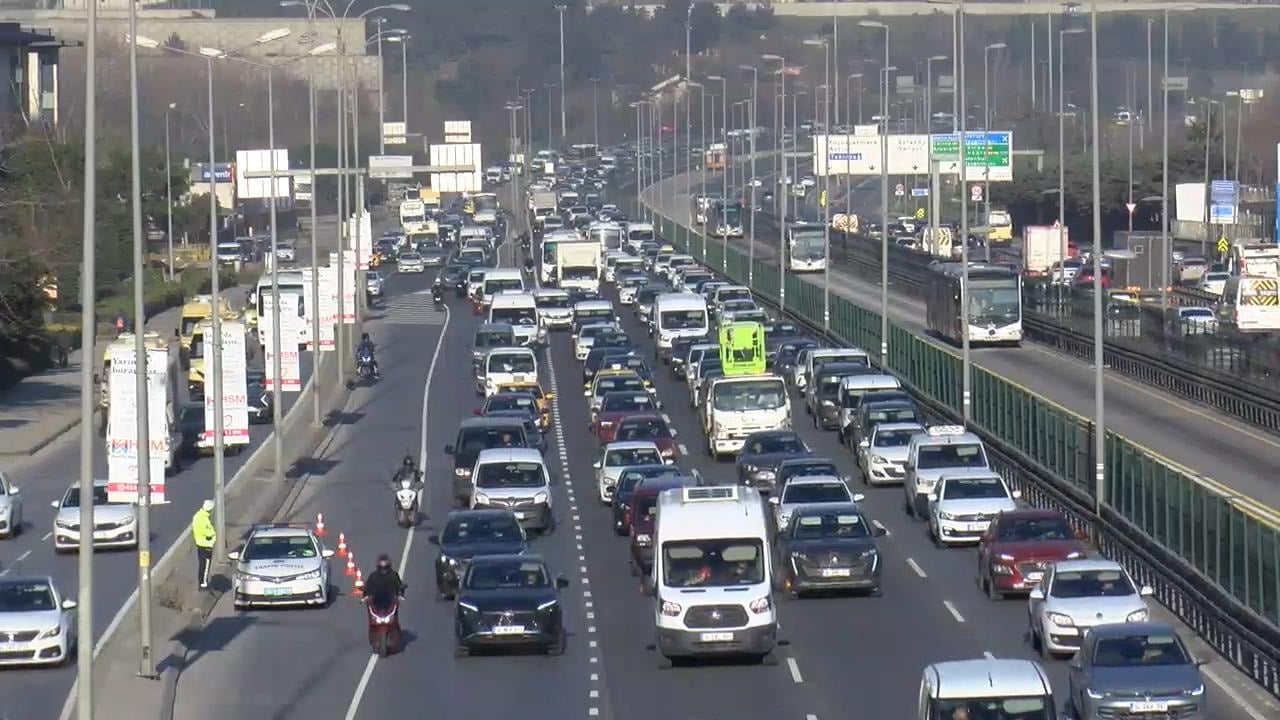 İstanbul haftaya trafikle başladı! Yoğunluk şimdiden yüzde 70'i aştı