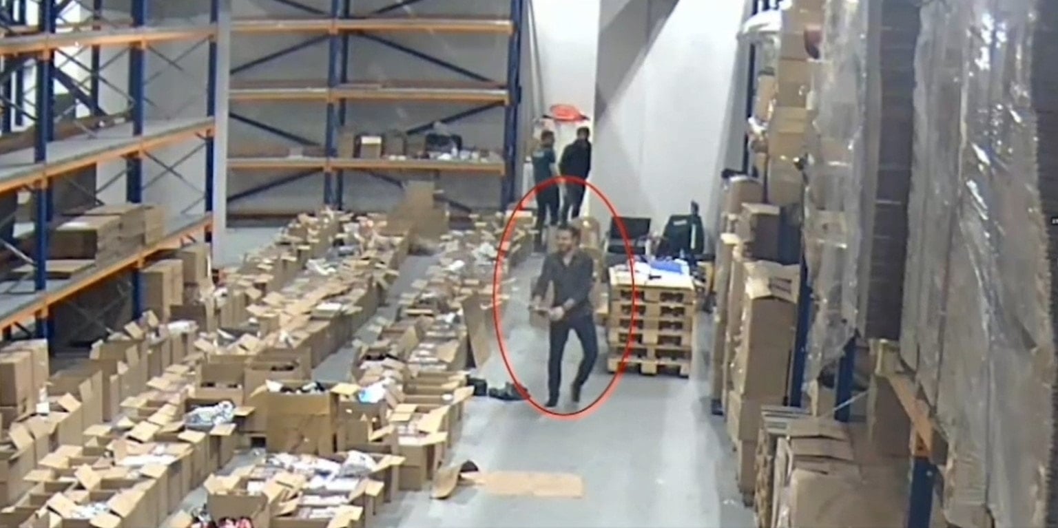 Gümrük memurları kendilerine emanet edilen lüks malları çalıp alem yaptı