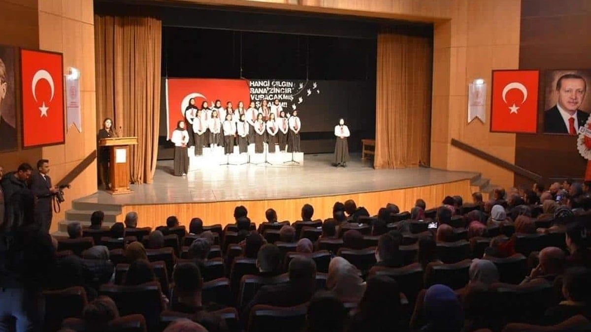 Arapça marş okutulan çocuklara sürpriz ödül