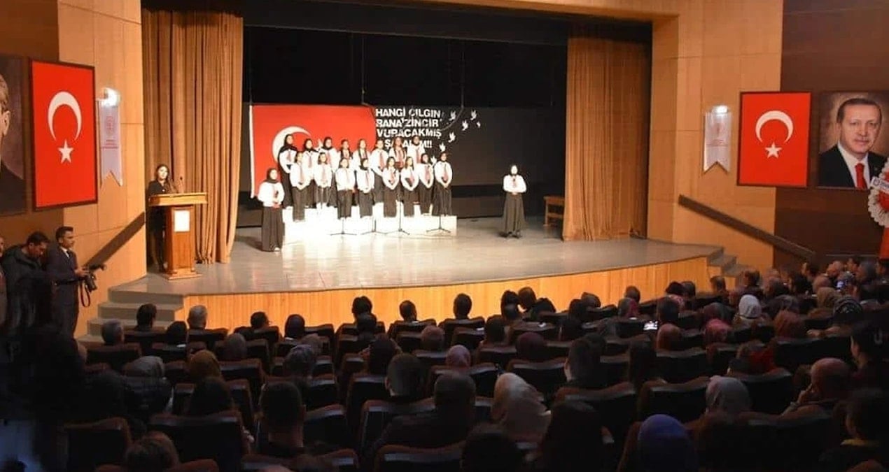 Arapça marş okutulan çocuklara sürpriz ödül