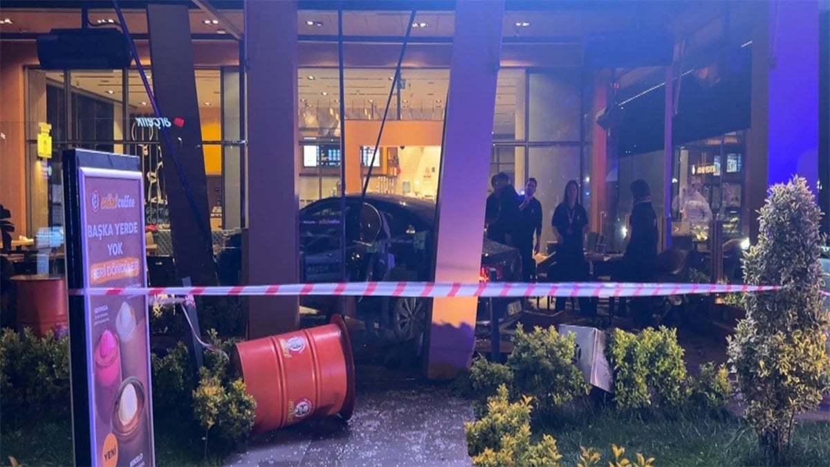 Otomobil kafedeki müşterilerin arasına daldı