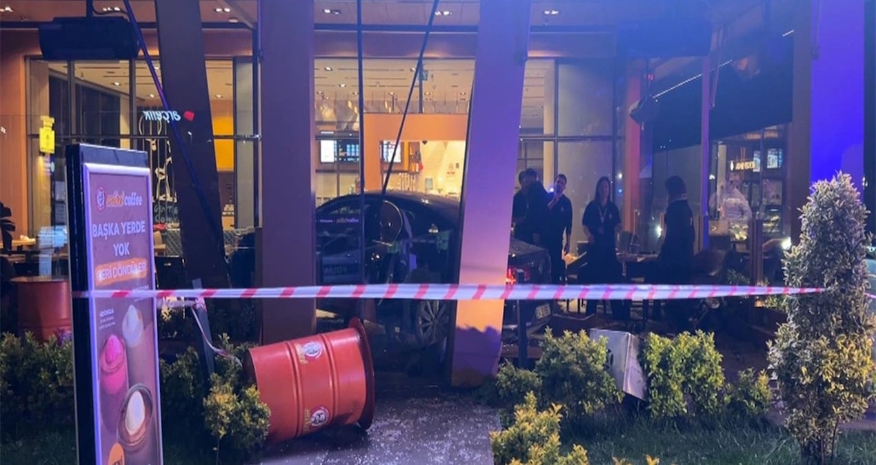 Otomobil kafedeki müşterilerin arasına daldı