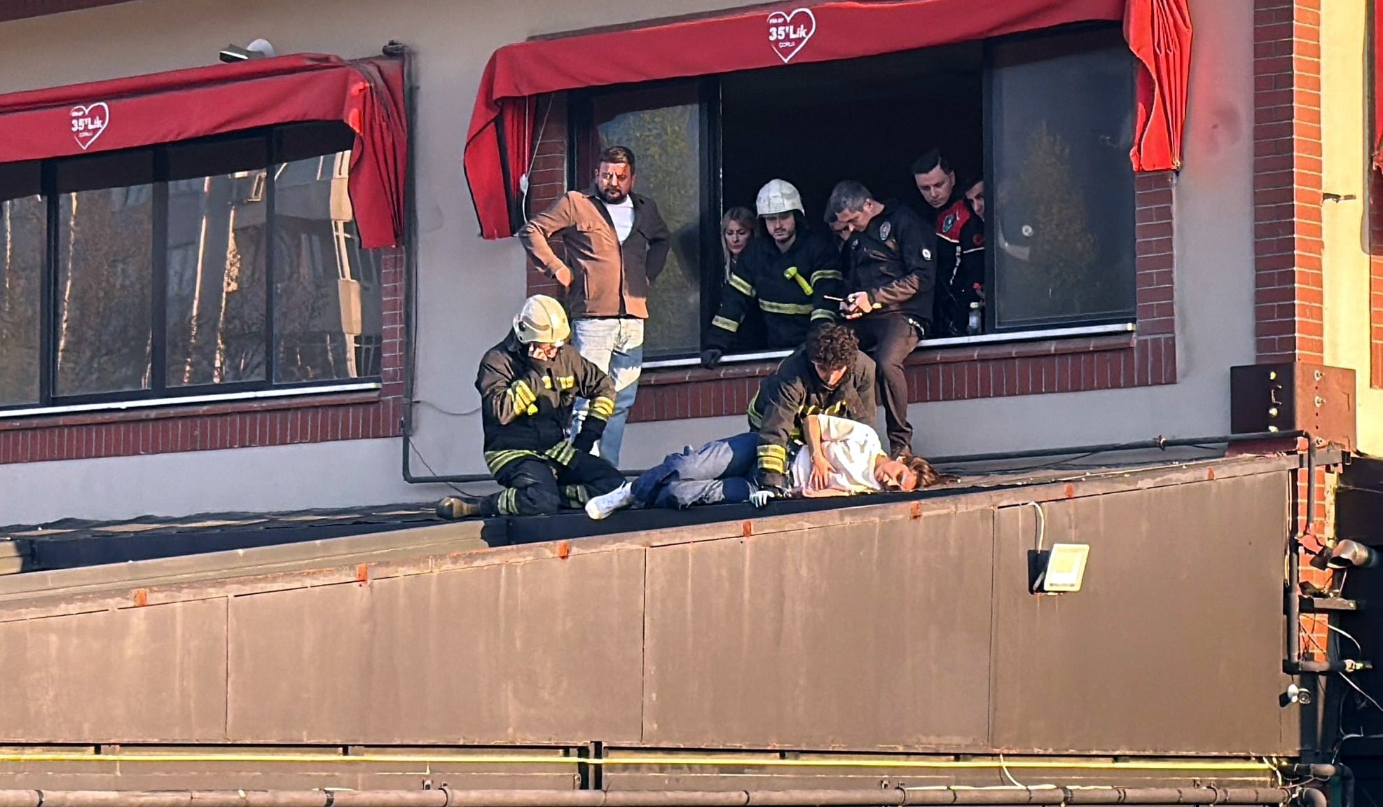 Kafeteryanın camından düştü