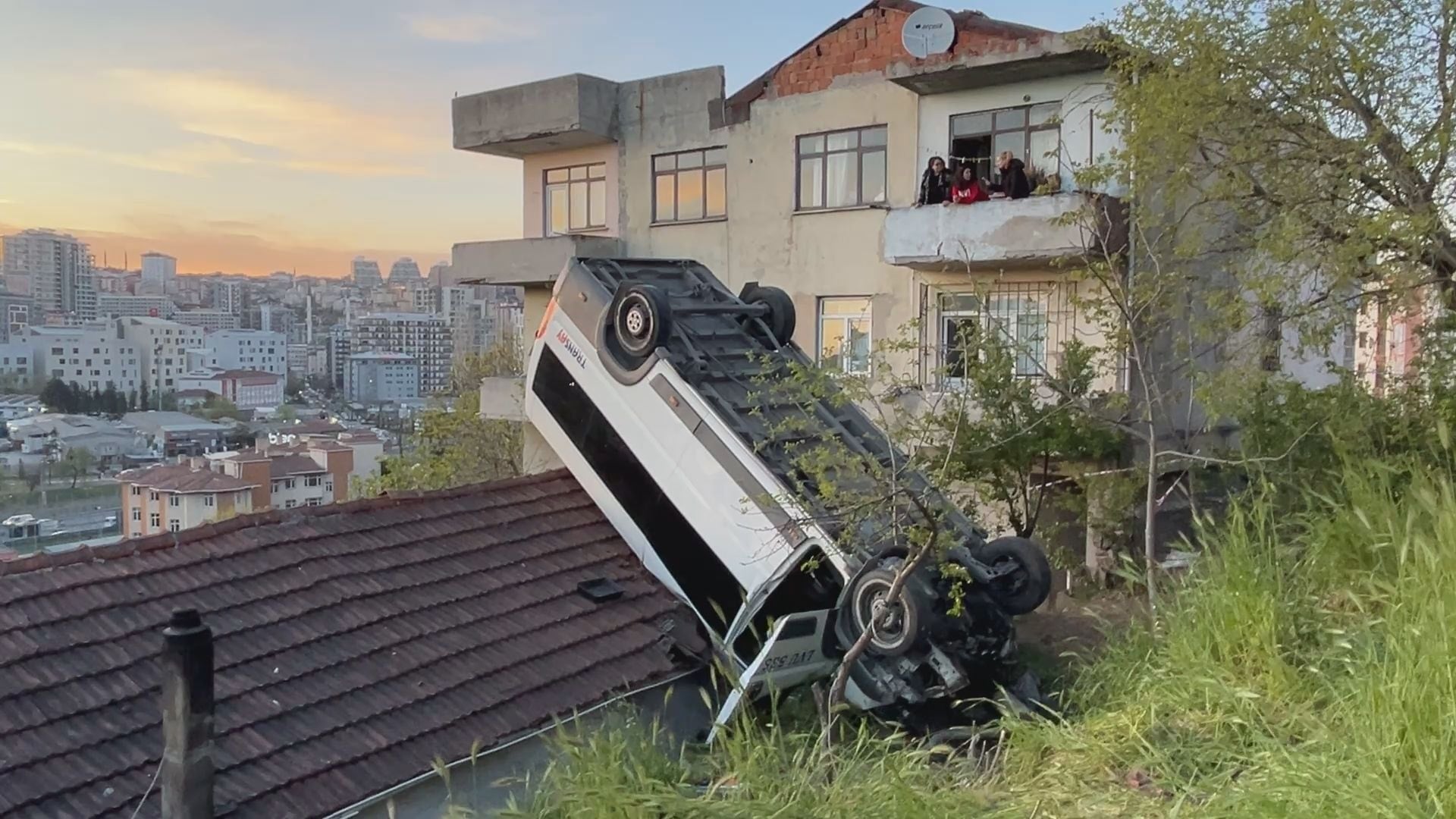 Çatıya uçmadan önce öğrencileri bırakmış