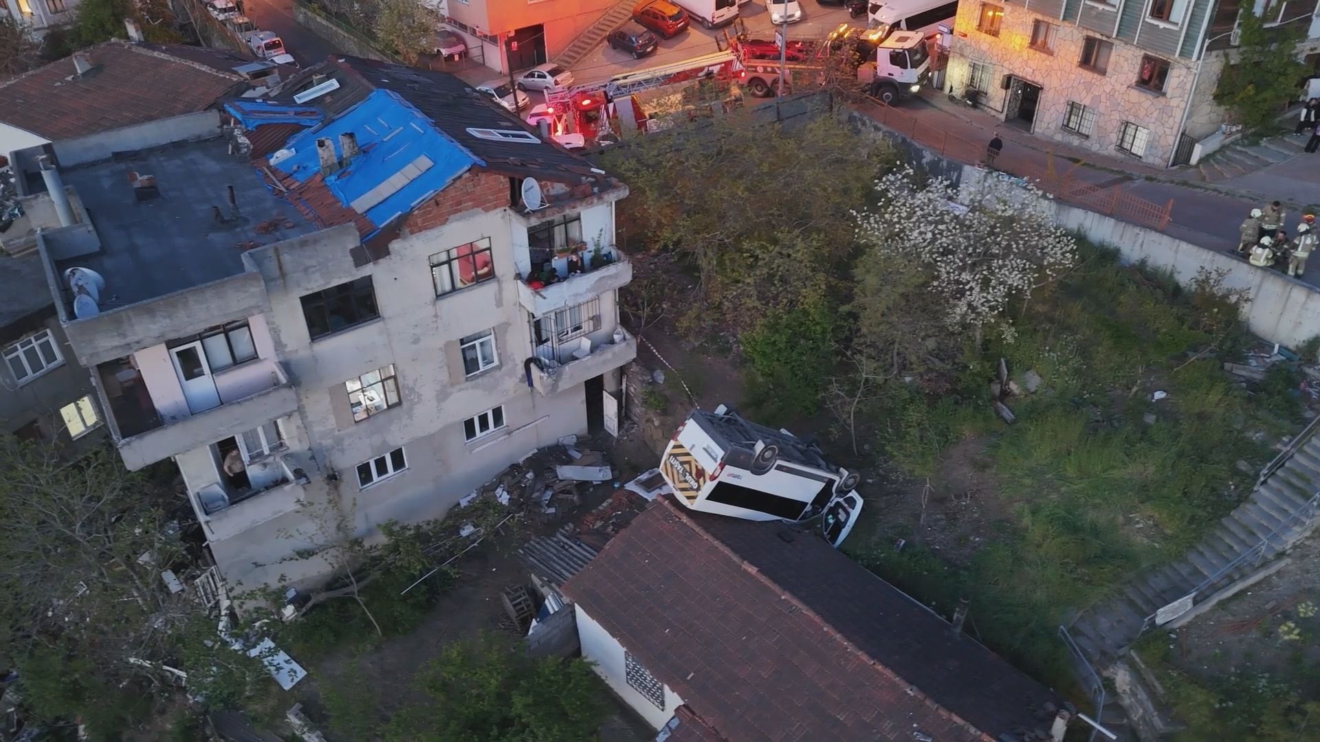 Akılalmaz kaza! Servis aracı, evin çatısına uçtu