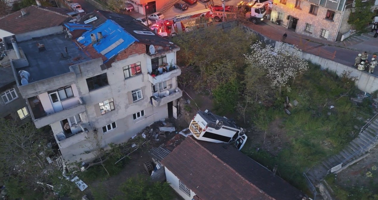 Akılalmaz kaza! Takla atan servis aracı, evin çatısına uçtu