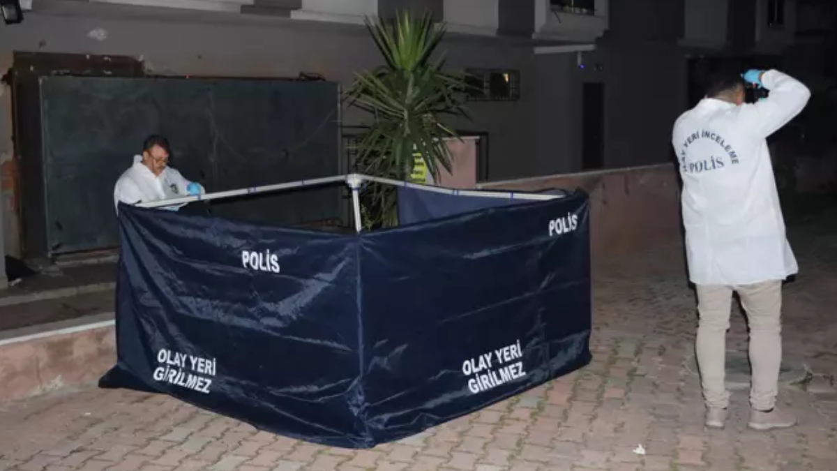 Antalya'da kaldırımda sır ölüm