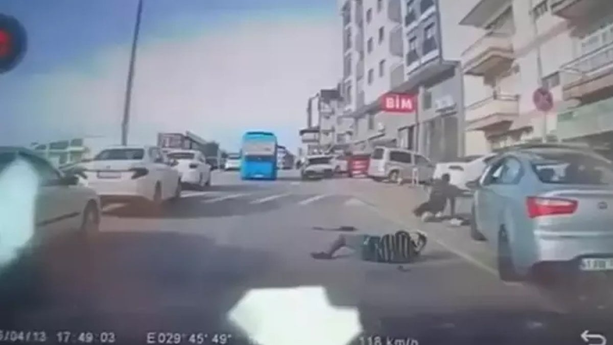 Kocaeli’de otomobil kaldırıma çıktı: 3 yaralı