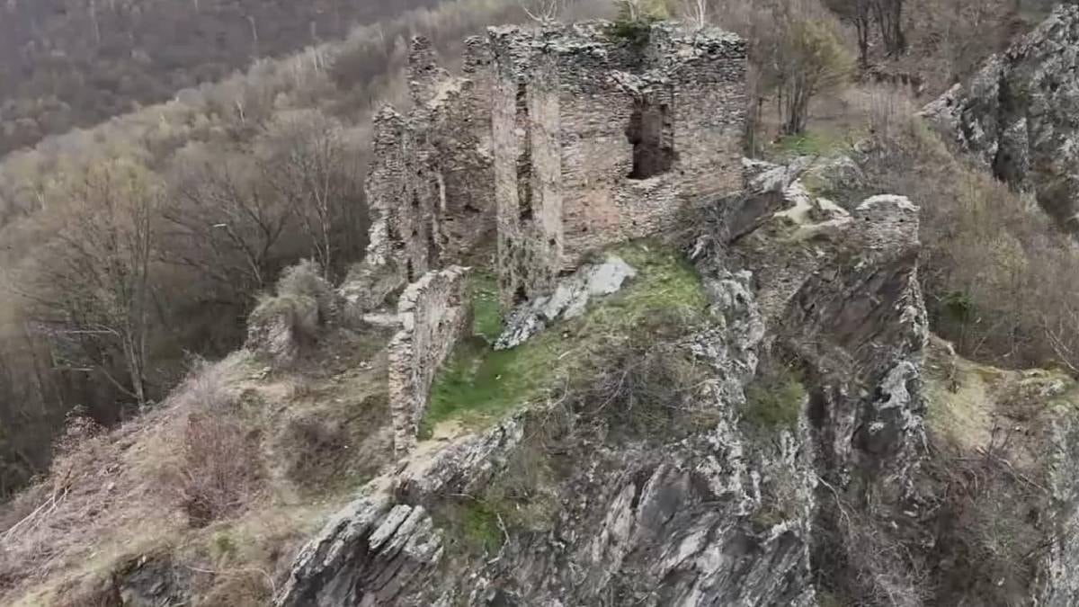 Yüzyıllardır hayaletli deniliyordu: Uçurumun kenarındaki lanetli kale için bir ilk