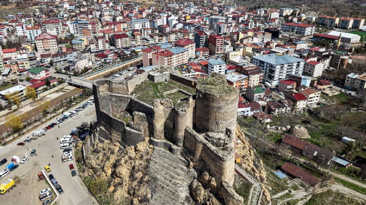 26 yıldır kapalı olan tarihi kale yeniden açılıyor