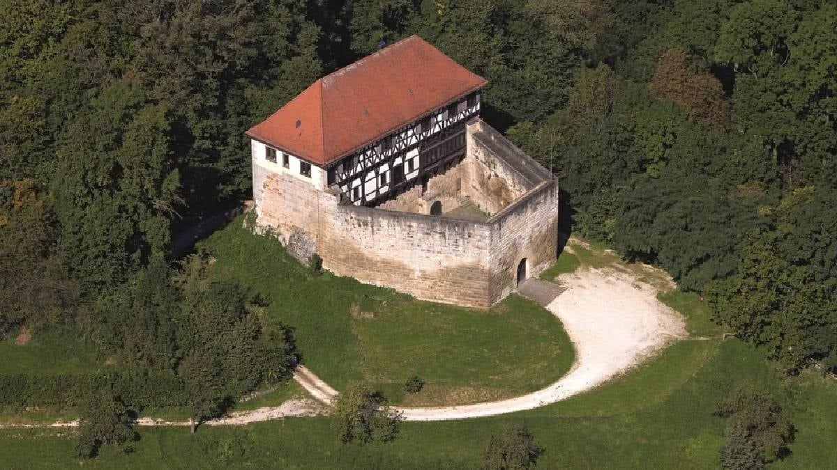 En iyi korunaklı kale kapılarını açtı