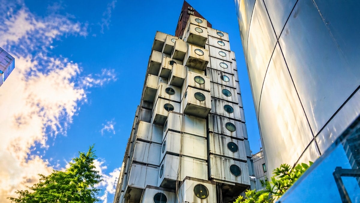 Yüzlerce kapsülü üst üste koyup bina yaptılar