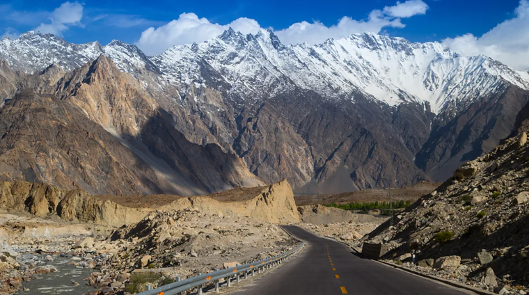 Yerden 4 bin metre yüksekte karayolu: Camı açan pişman oluyor
