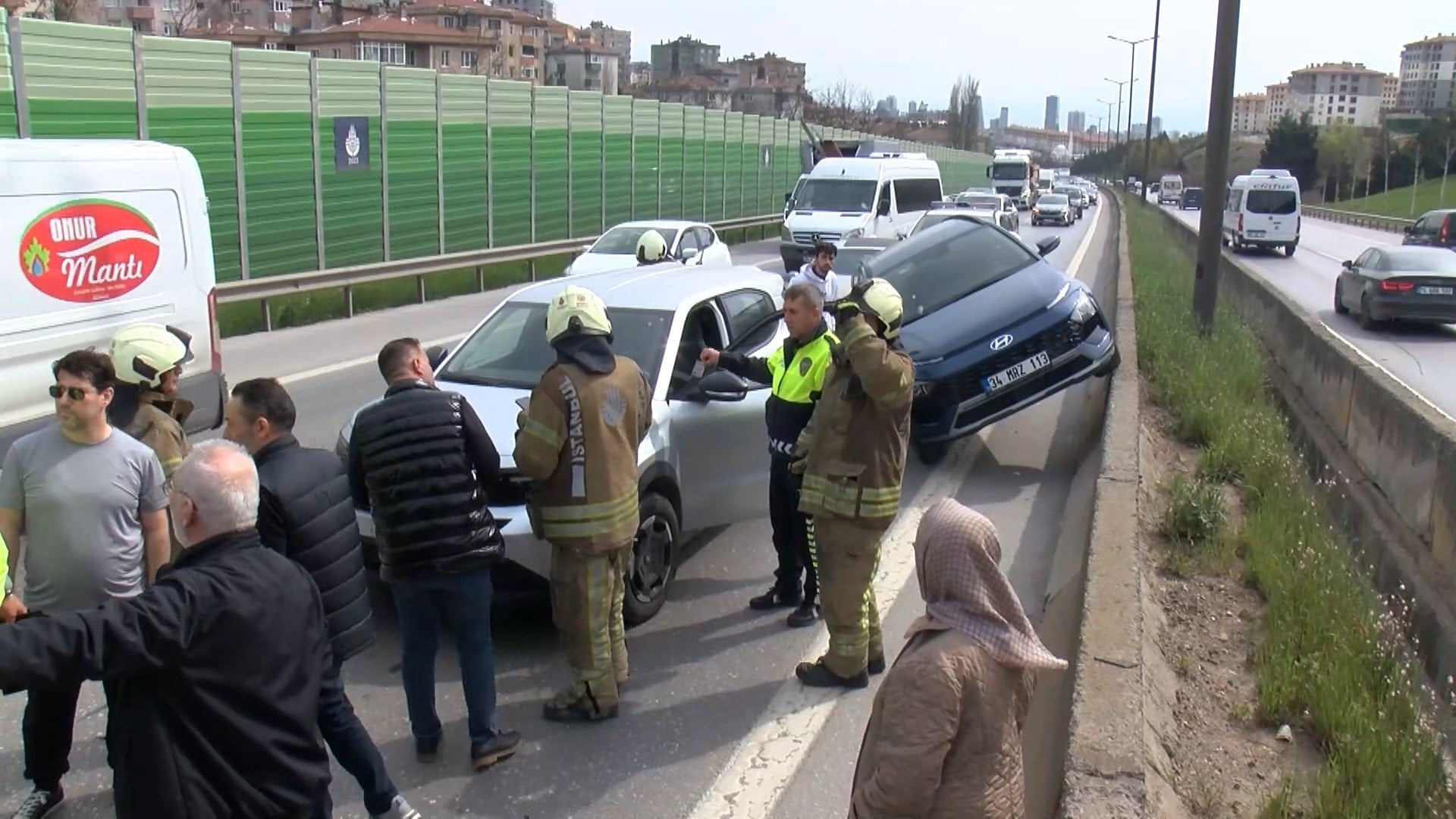 Altı aracın karıştığı zincirleme kaza, trafiğe neden oldu